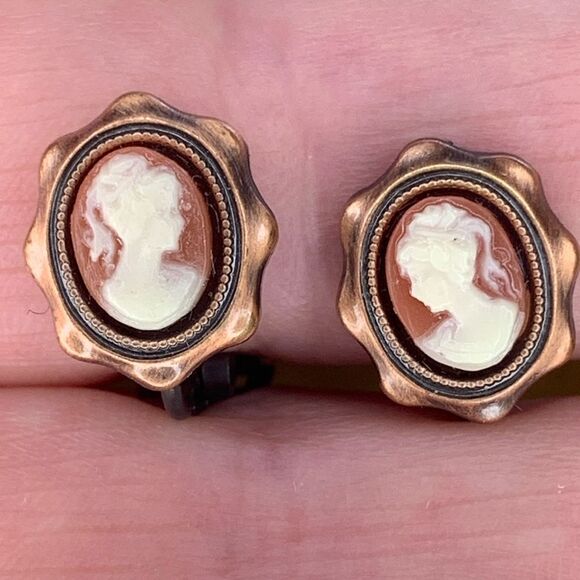 Small Vintage Copper framed Cameo Clip Earrings - Picture 1 of 4